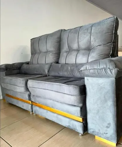 sofá retrátil reciclável com detalhes em madeiras