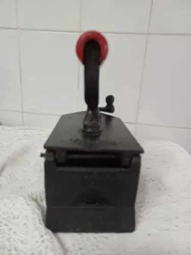 Antigo Ferro Passar Roupas à Carvão