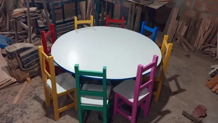 Mesa redonda infantil colorida para escolas e creches