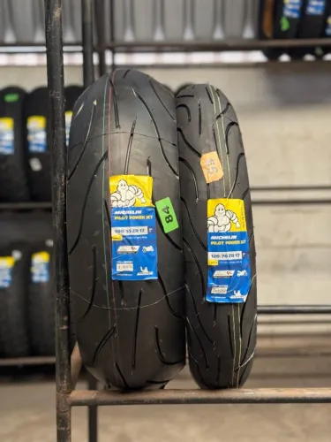 Par de pneu Michelin power 2ct 180/55-17 e 120/70-17 MT07 MT09/Hornet/XJ6/Cb650F/Tracer900