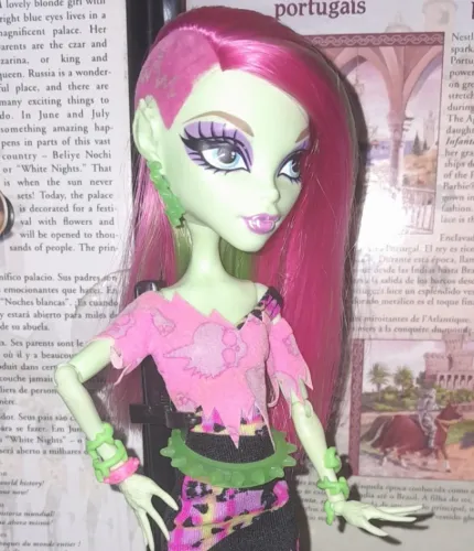 Monster High Venus McFlytrap Music Festival Doll 2012