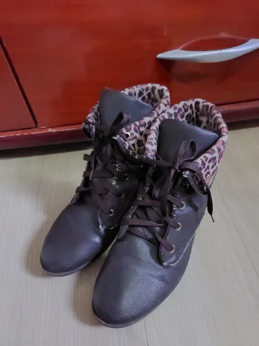 Bota feminina marrom