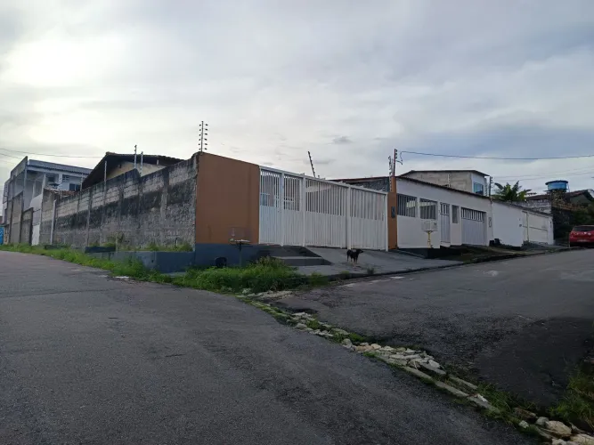 //Casa com 3 Qrts - edícula e garagem no Cj Arco Íris