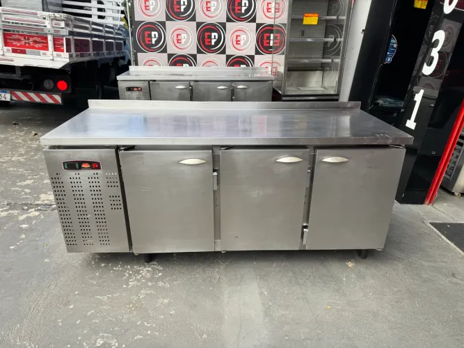VENDO UM BALCÃO REFRIGERADO 3 PORTAS COOKMACHINE