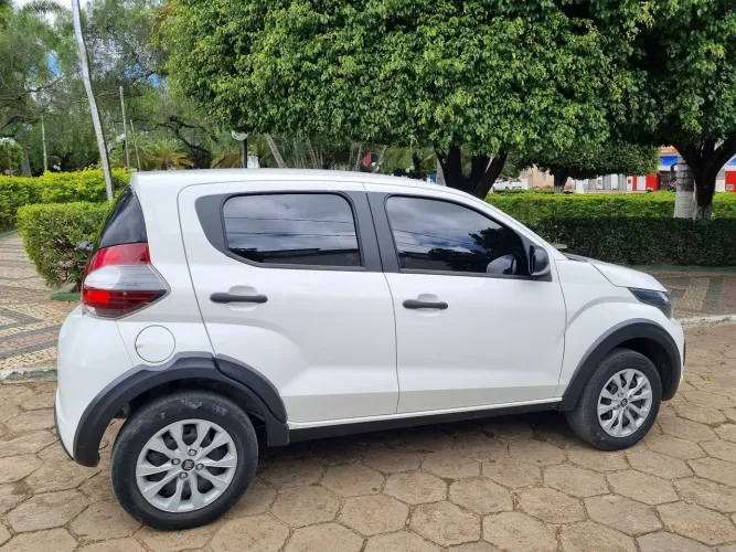 MOBI LIKE... Carro excelente... 4 pneus Firestone NOVOS....