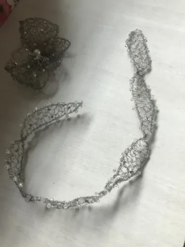 Tiara e acessório de cabelo artesanais prateados