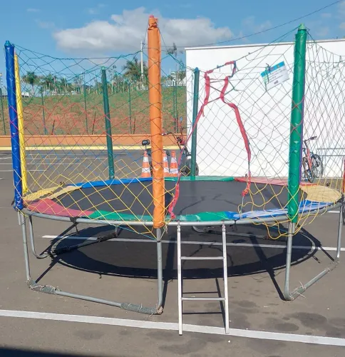 Cama elástica e piscina de bolinha 