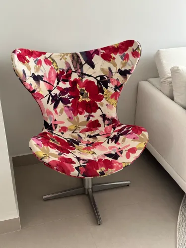 Poltrona giratória estampada  