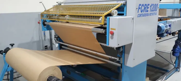 Cortadeira em folhas. Resmadeira com faca rotativa