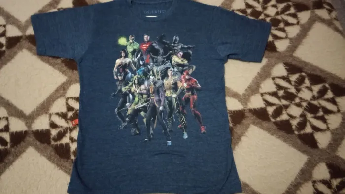 Camiseta Injustice - DC Comics em ótimo estado