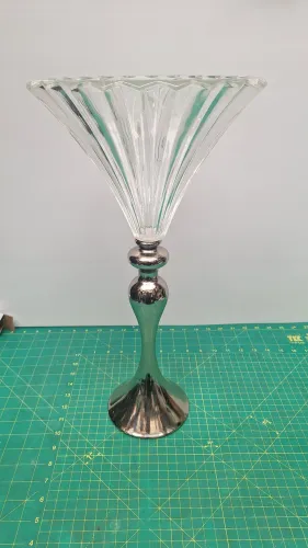 Lindo vaso vidro e base de metal rico em detalhes