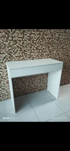Escrivaninha feita em MDF branco.