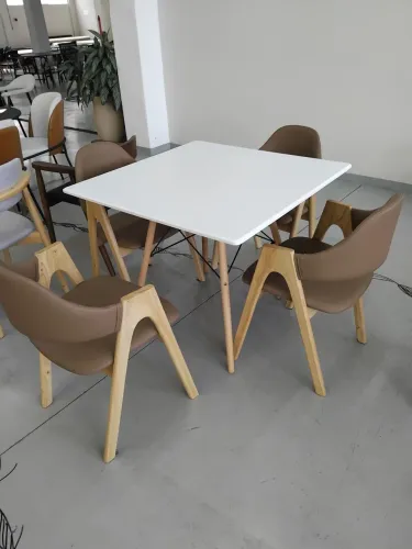 Conjunto de mesa e 04 cadeiras