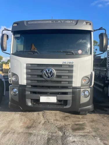 Caminhão VW 26.280 6x4 traçado.