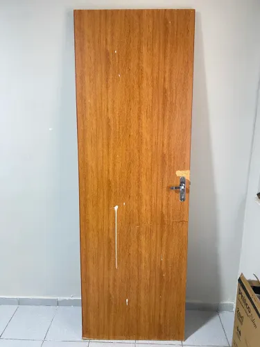 Porta de madeira com fechadura - precisa de reparo