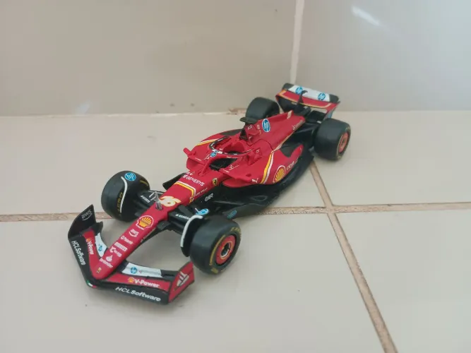 Miniatura ferrari sf24 fórmula 1 1:43 burago