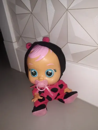 Linda boneca Cry Babies. Coloca água, ela chora e sai lágrimas. muito bem conservada