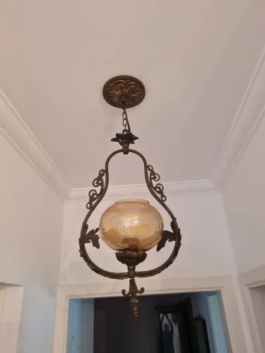 Lustre antigo em bronze com cúpula de vidro