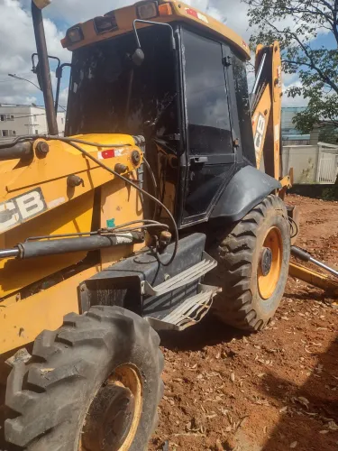 Serviços de trator retroescavadeira 180,00 máquina 