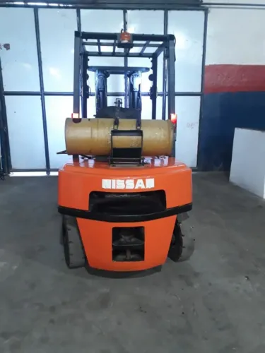 Empilhadeira Nissan á combustão 2,5 TON