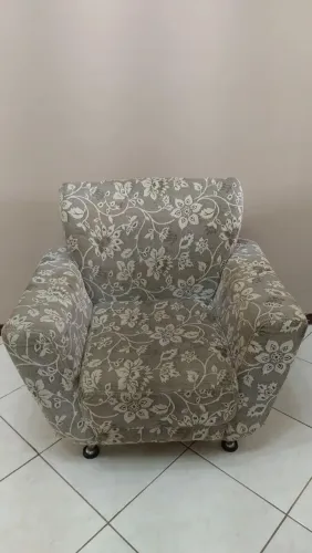 Poltrona bege no estado de conservação