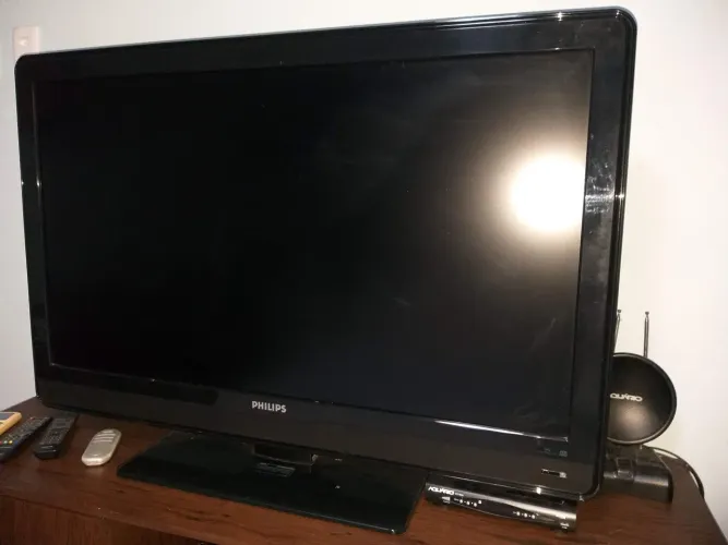 Tv LCD 42' NÃO LIGA. A imagem estava perfeita. Sem riscos ou listas. COM DEFEITO. R$ 400,