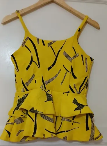 Blusa feminina amarela com estampa