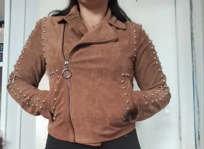 Jaqueta de camurça com detalhes em tachas