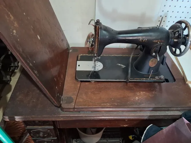 Maquina Singer e mesa antiga com cadeiras