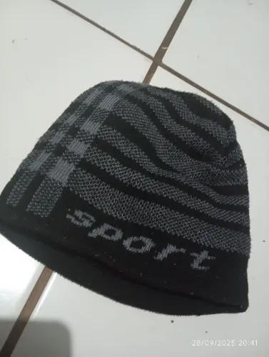 Toca preta com detalhes cinza