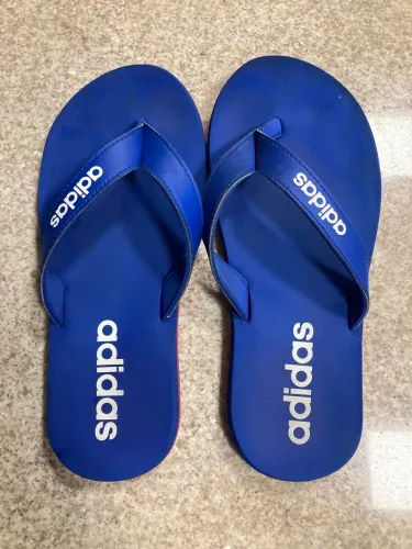 Chinelo Adidas Azul com detalhes