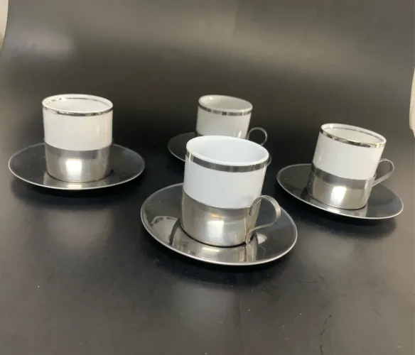 Conjunto com 4 Xicaras de Porcelana com suporte e Pires em inox meridional - Anos 80 