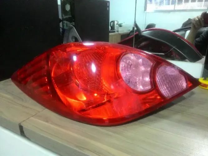 Lanterna Esquerda Nissan Tiida 2008 a 2015 26555 EM01A