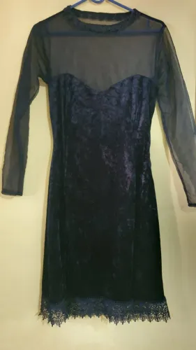 Vestido preto de veludo e tule