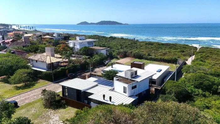 Casa em Condomínio pé na areia com 3 suítes