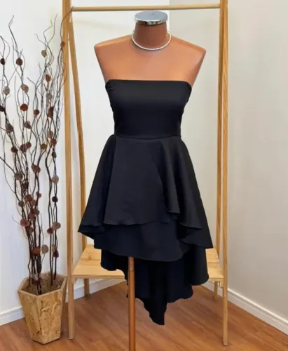 vestido feminino tomara que caia com saia estilo mullet em alfaiataria 