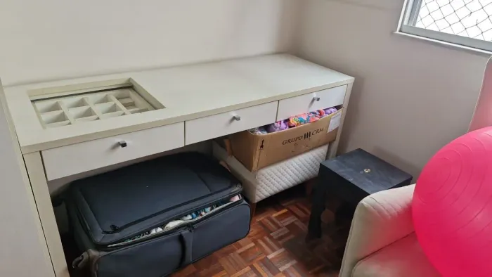 vendo penteadeira em MDF, linho, 3 gavetas, sendo uma com divisórias