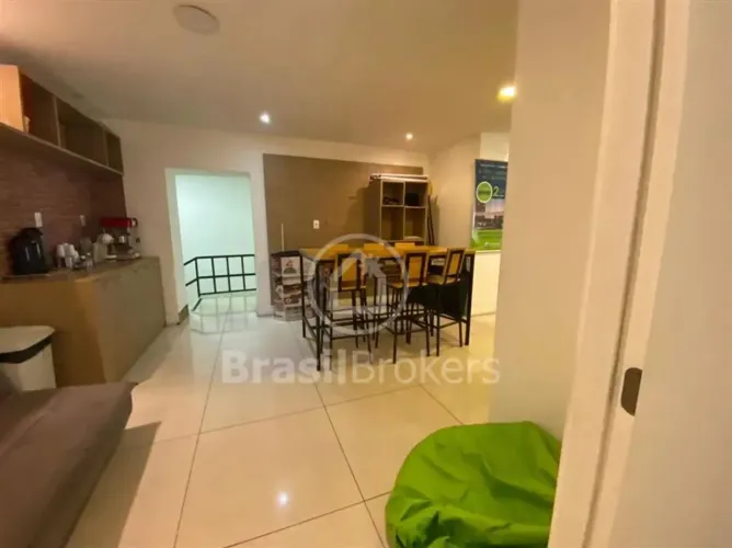 Loja / Salão / Ponto Comercial à venda com 226,00m² e 1 quarto em Del Castilho, Rio de Jan