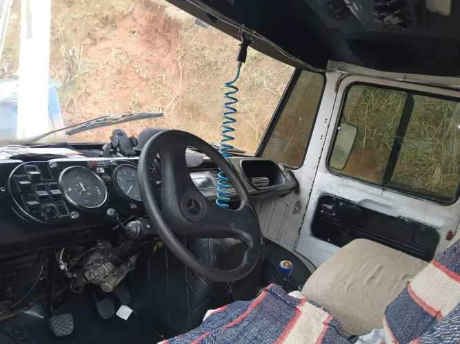 Vendo caminhão mb 608 1986 baú. 