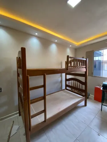 Cama beliche toda em madeira maciça 