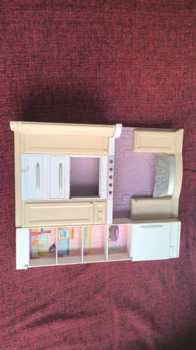 Cozinha e banheiro da casa da Barbie anos 2000