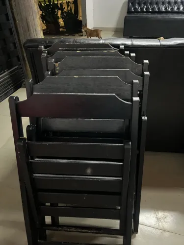 jogo de mesas e cadeiras de madeira