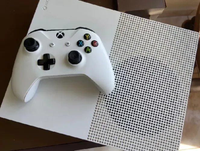 Xbox One S 1Tb com caixa e 1 controle sem fio