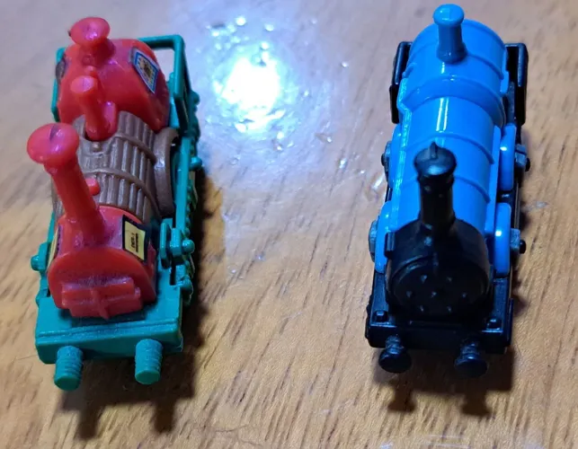 LOTE COM 2 TRENS KINDER OVO VINTAGE MINI LOCOMOTIVAS COLECIONÁVEIS