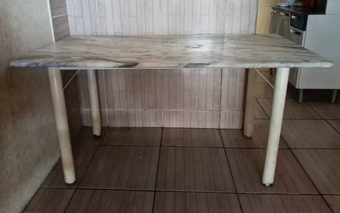 Mesa retangular de mármore 
