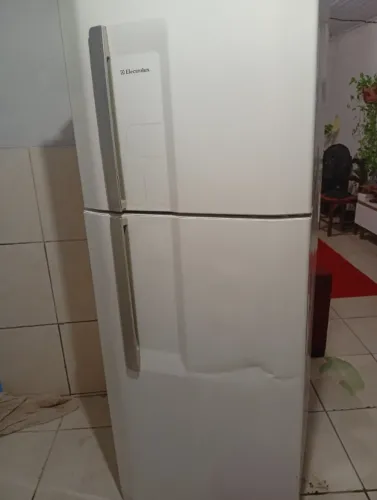 Geladeira Electrolux com defeito gelando só congelador 