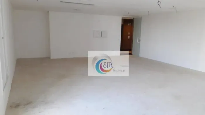Conjunto Comercial de 258m² com 6 vagas ao lado da Av. Berrini!