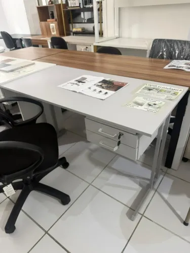 mesa de escritório slim com 2 gavetas cinza