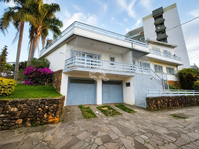 Casa comercial com 4 dormitórios e 3 vagas de garagem, no bairro Vila Ipiranga, em Porto A