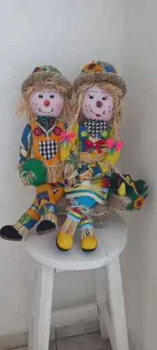 Casal de espantalho sentado 